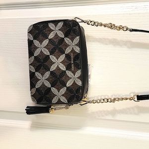 Michael kors cross bodies bag.